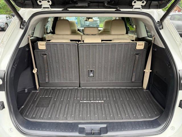 Photo of 2021 Blizzard Pearl Toyota Highlander