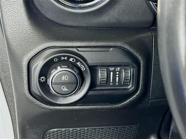 Photo of 2021 Bright White Clearcoat Jeep Gladiator