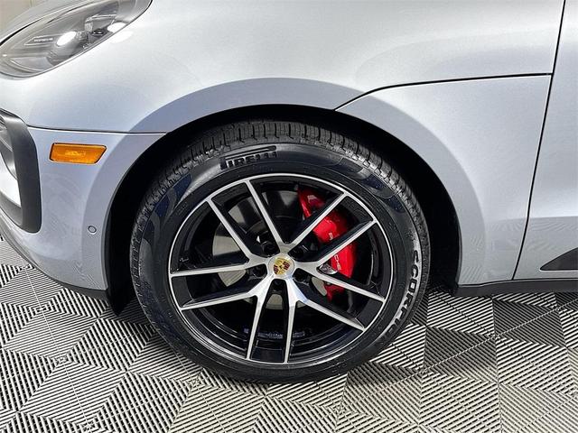 Photo of 2023 Dolomite Silver Metallic Porsche Macan