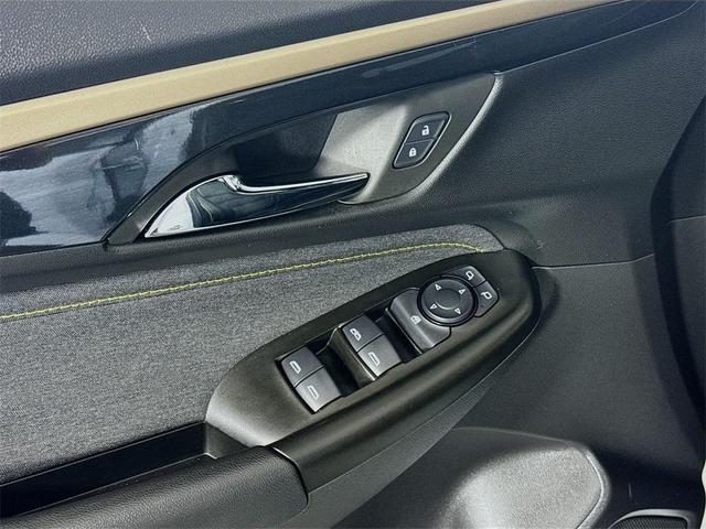 Photo of 2024 Summit White Chevrolet Trailblazer