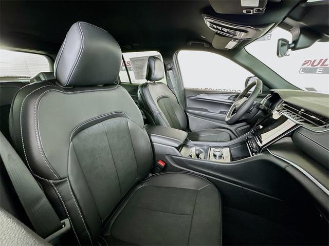 Photo of 2025 Bright White Clearcoat Jeep Grand Cherokee