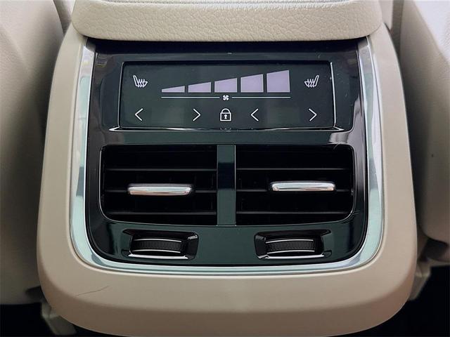 Photo of 2020 Crystal White Metallic Volvo XC90