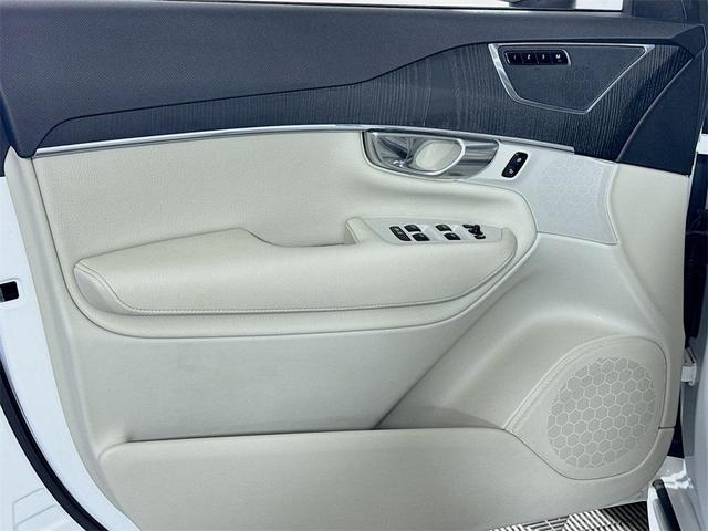 Photo of 2020 Crystal White Metallic Volvo XC90
