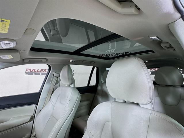 Photo of 2020 Crystal White Metallic Volvo XC90