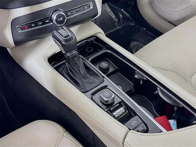 Photo of 2020 Crystal White Metallic Volvo XC90
