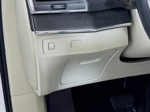 Photo of 2020 Crystal White Metallic Volvo XC90