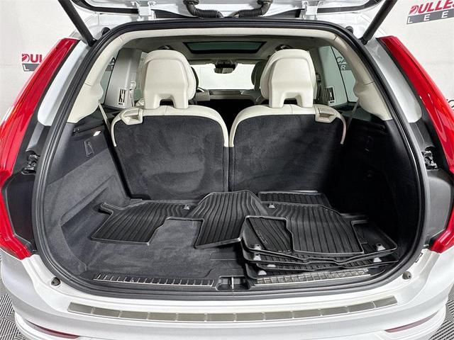 Photo of 2020 Crystal White Metallic Volvo XC90