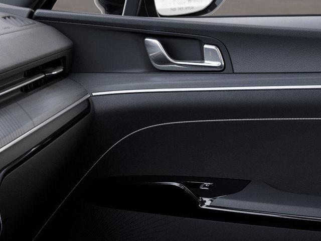 Photo of 2025 Aurora Black Pearl Kia K5
