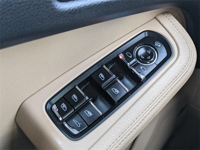 Photo of 2022 White Porsche Macan