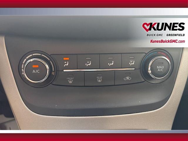Photo of 2015 Gun Metallic Nissan Sentra