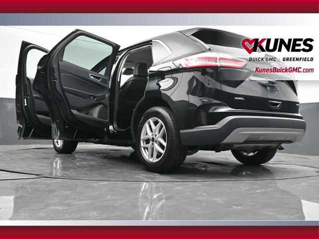 Photo of 2023 Black Metallic Ford Edge