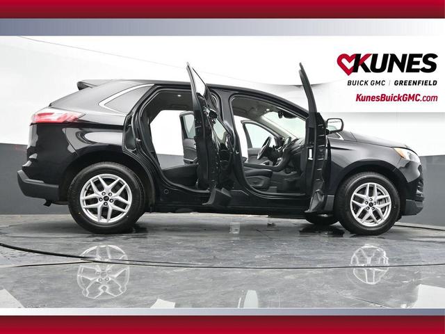 Photo of 2023 Black Metallic Ford Edge