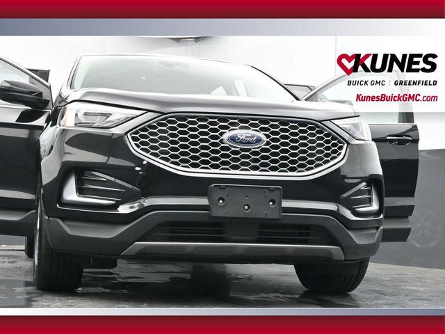 Photo of 2023 Black Metallic Ford Edge