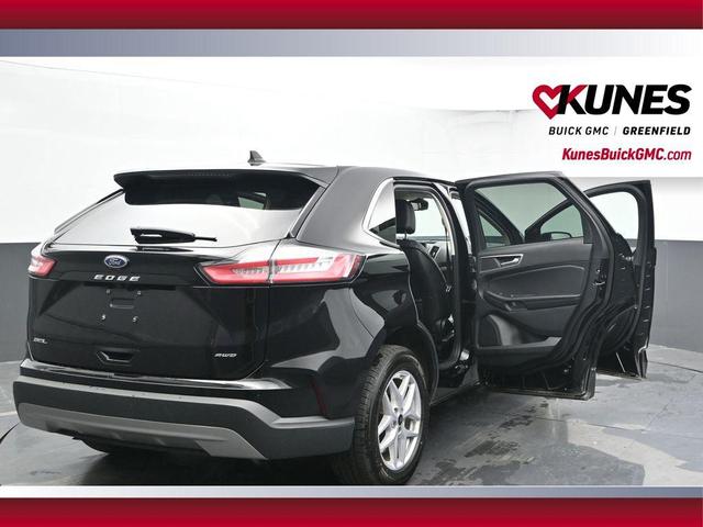 Photo of 2023 Black Metallic Ford Edge