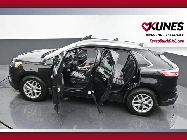 Photo of 2023 Black Metallic Ford Edge