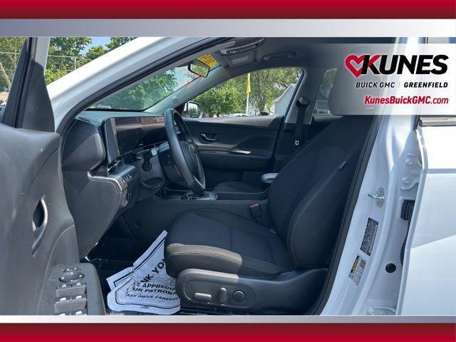 Photo of 2025 Atlas White Hyundai KONA