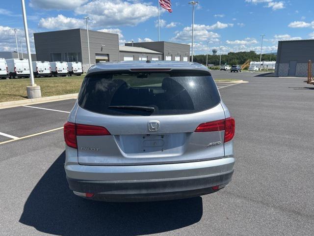 Photo of 2018 Lunar Silver Metallic Honda Pilot