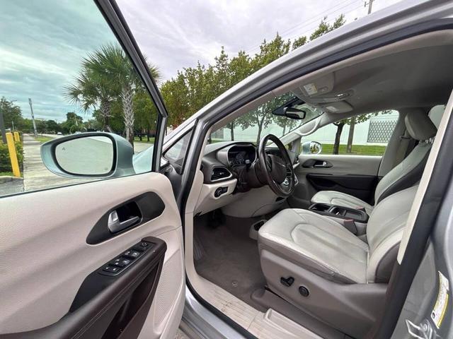 Photo of 2019 Billet Silver Metallic Clearcoat Chrysler Pacifica