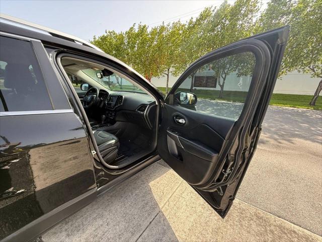 Photo of 2021 Diamond Black Crystal Pearlcoat Jeep Cherokee