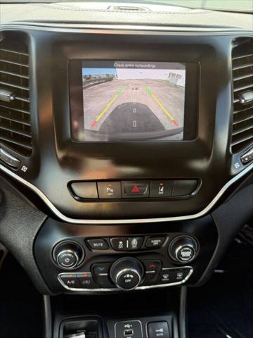 Photo of 2021 Diamond Black Crystal Pearlcoat Jeep Cherokee