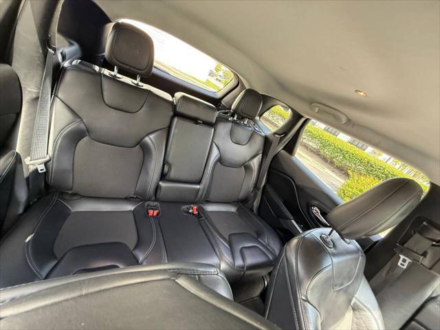 Photo of 2021 Diamond Black Crystal Pearlcoat Jeep Cherokee