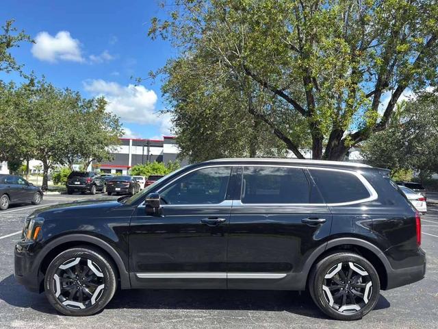 Photo of 2024 Ebony Black Kia Telluride
