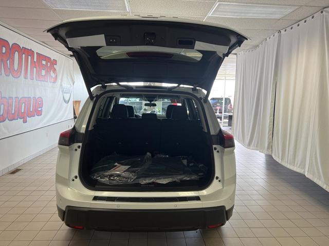 Photo of 2025 Everest White Pearl Nissan Rogue