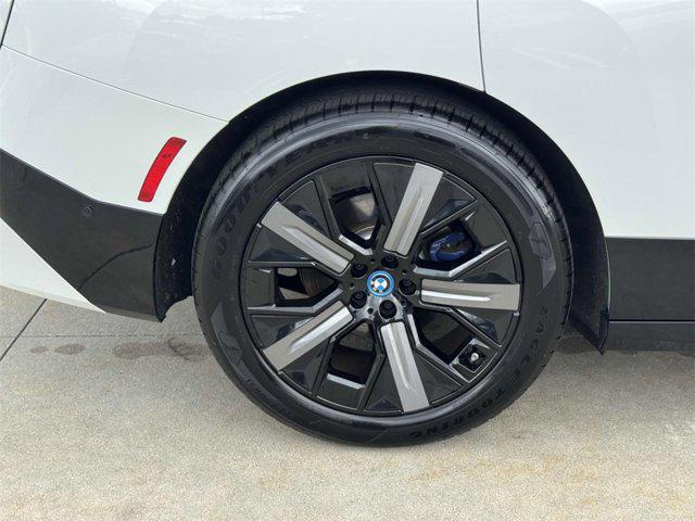 Photo of 2024 Alpine White BMW iX
