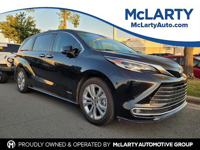 Photo of 2021 Midnight Black Metallic Toyota Sienna
