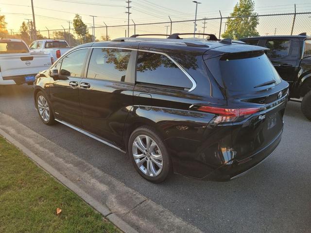 Photo of 2021 Midnight Black Metallic Toyota Sienna