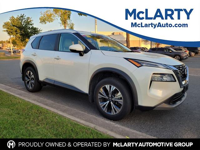 Photo of 2023 Pearl White Tricoat Nissan Rogue