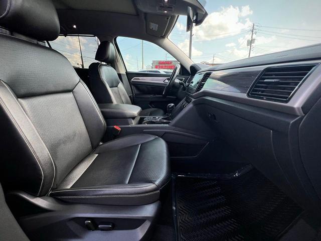 Photo of 2021 Racing Green Metallic Volkswagen Atlas