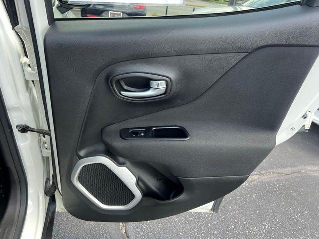 Photo of 2019 Alpine White Clearcoat Jeep Renegade