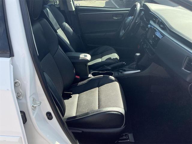 Photo of 2016 Super White Toyota Corolla