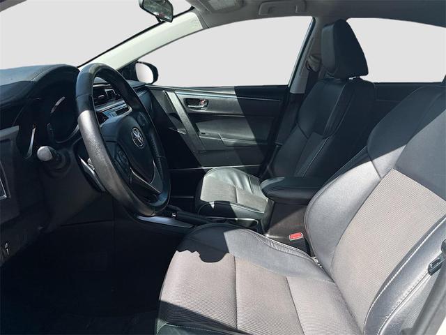 Photo of 2016 Super White Toyota Corolla