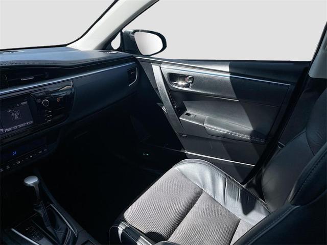 Photo of 2016 Super White Toyota Corolla