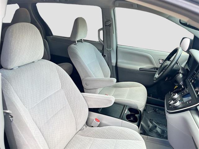 Photo of 2019 Celestial Silver Metallic Toyota Sienna