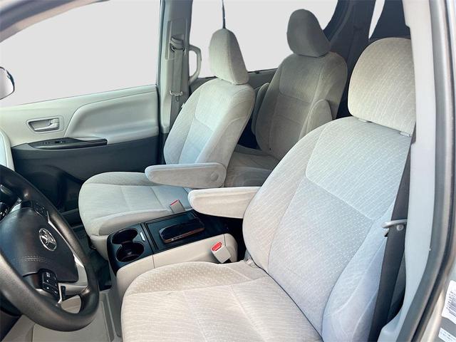 Photo of 2019 Celestial Silver Metallic Toyota Sienna