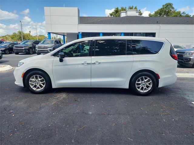 Photo of 2024 Bright White Clearcoat Chrysler Pacifica