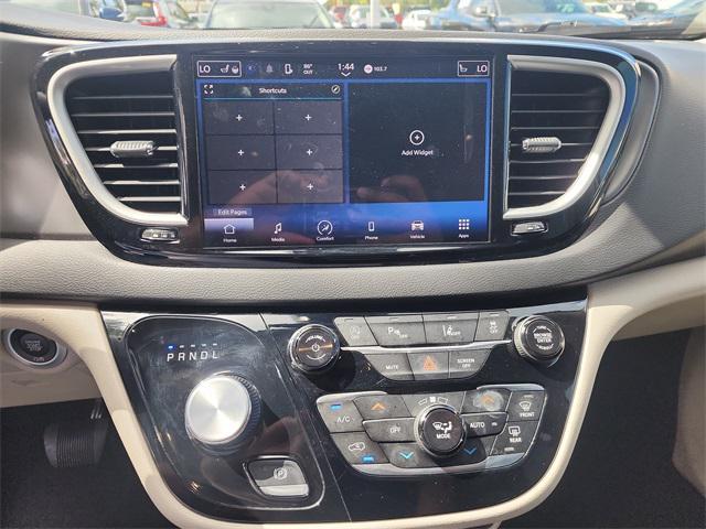 Photo of 2024 Bright White Clearcoat Chrysler Pacifica