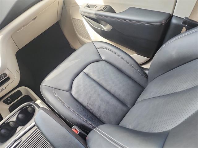 Photo of 2024 Bright White Clearcoat Chrysler Pacifica