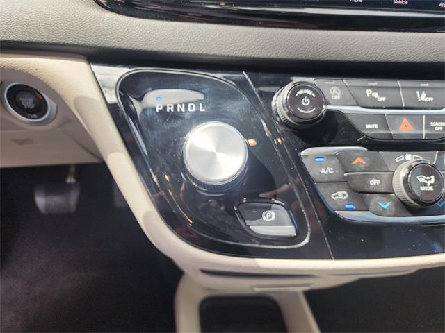 Photo of 2024 Bright White Clearcoat Chrysler Pacifica