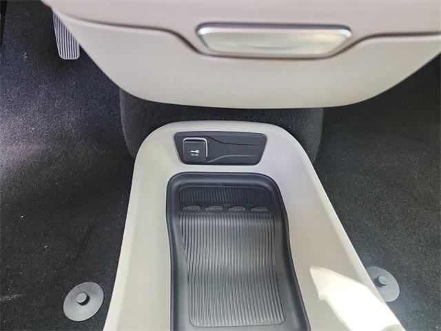 Photo of 2024 Bright White Clearcoat Chrysler Pacifica