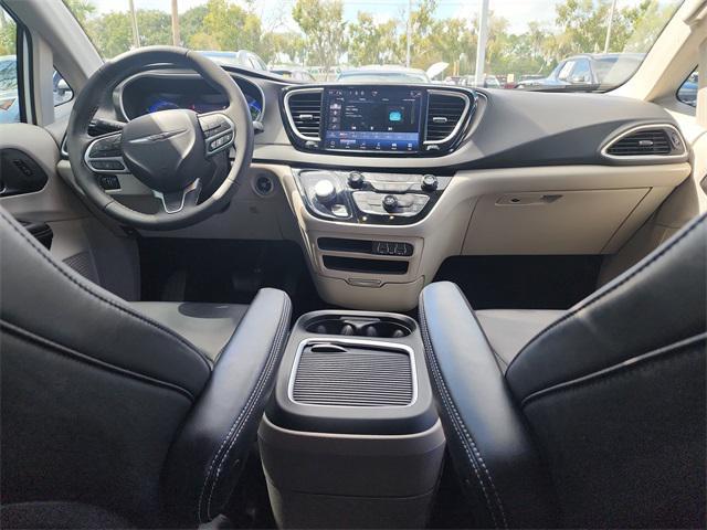 Photo of 2024 Bright White Clearcoat Chrysler Pacifica