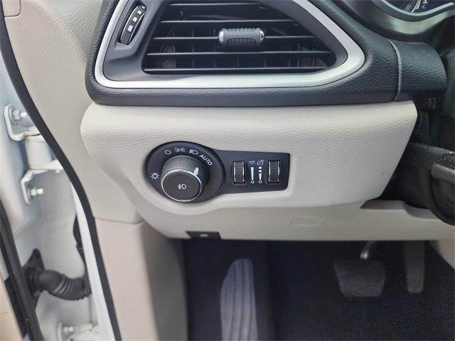 Photo of 2024 Bright White Clearcoat Chrysler Pacifica