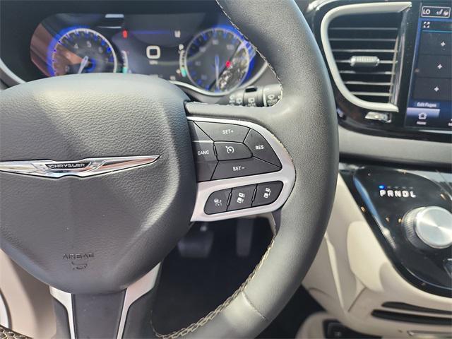 Photo of 2024 Bright White Clearcoat Chrysler Pacifica