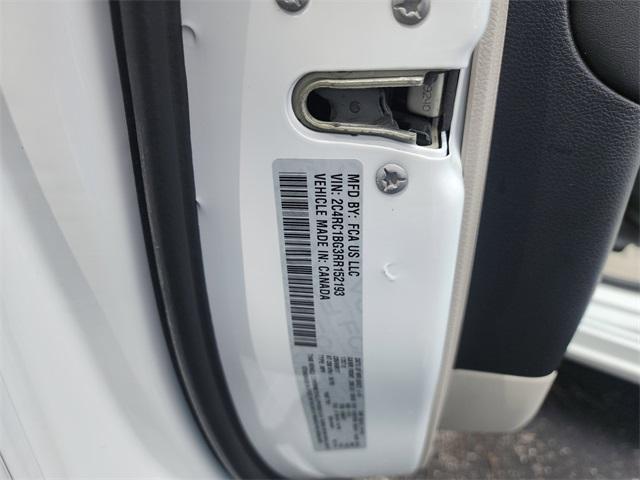 Photo of 2024 Bright White Clearcoat Chrysler Pacifica