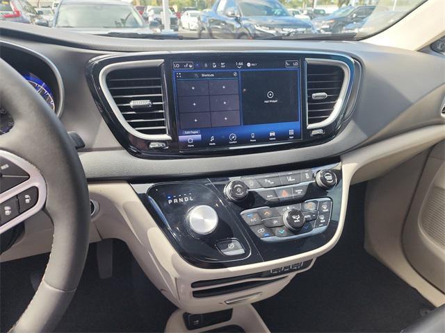 Photo of 2024 Bright White Clearcoat Chrysler Pacifica