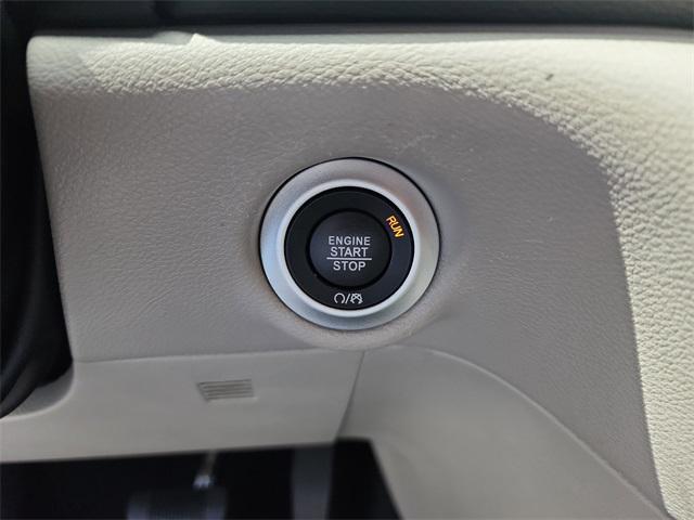 Photo of 2024 Bright White Clearcoat Chrysler Pacifica