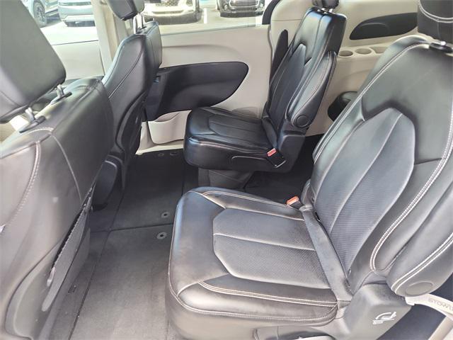 Photo of 2024 Bright White Clearcoat Chrysler Pacifica